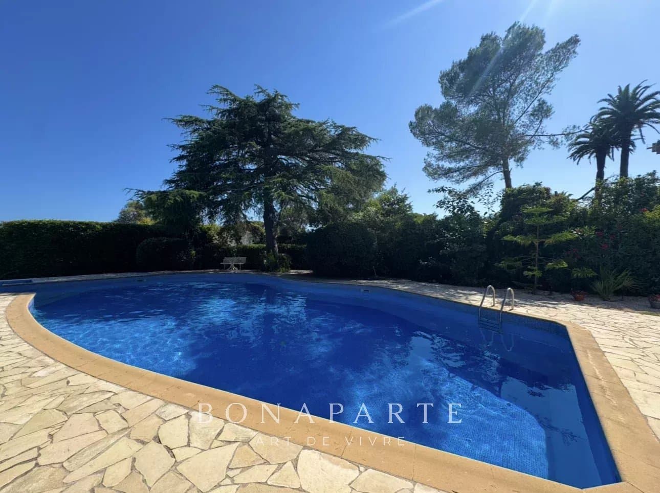 SAINT RAPHAËL / BOULOURIS – 2-BEDROOM APARTMENT – 200 METRES FROM THE SEA