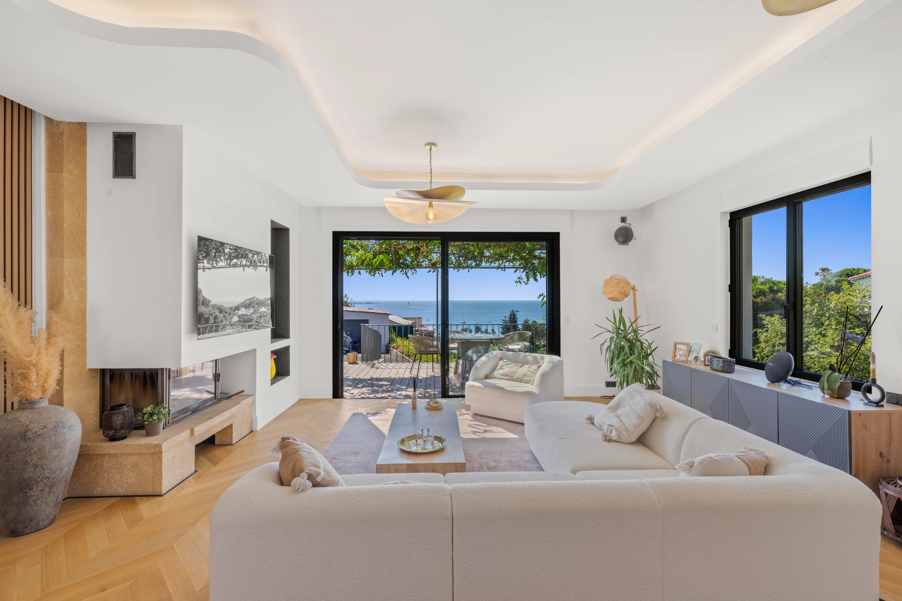 At the gates of SUPER CANNES, elegant villa fully renovated - panoramic sea view - dominant position