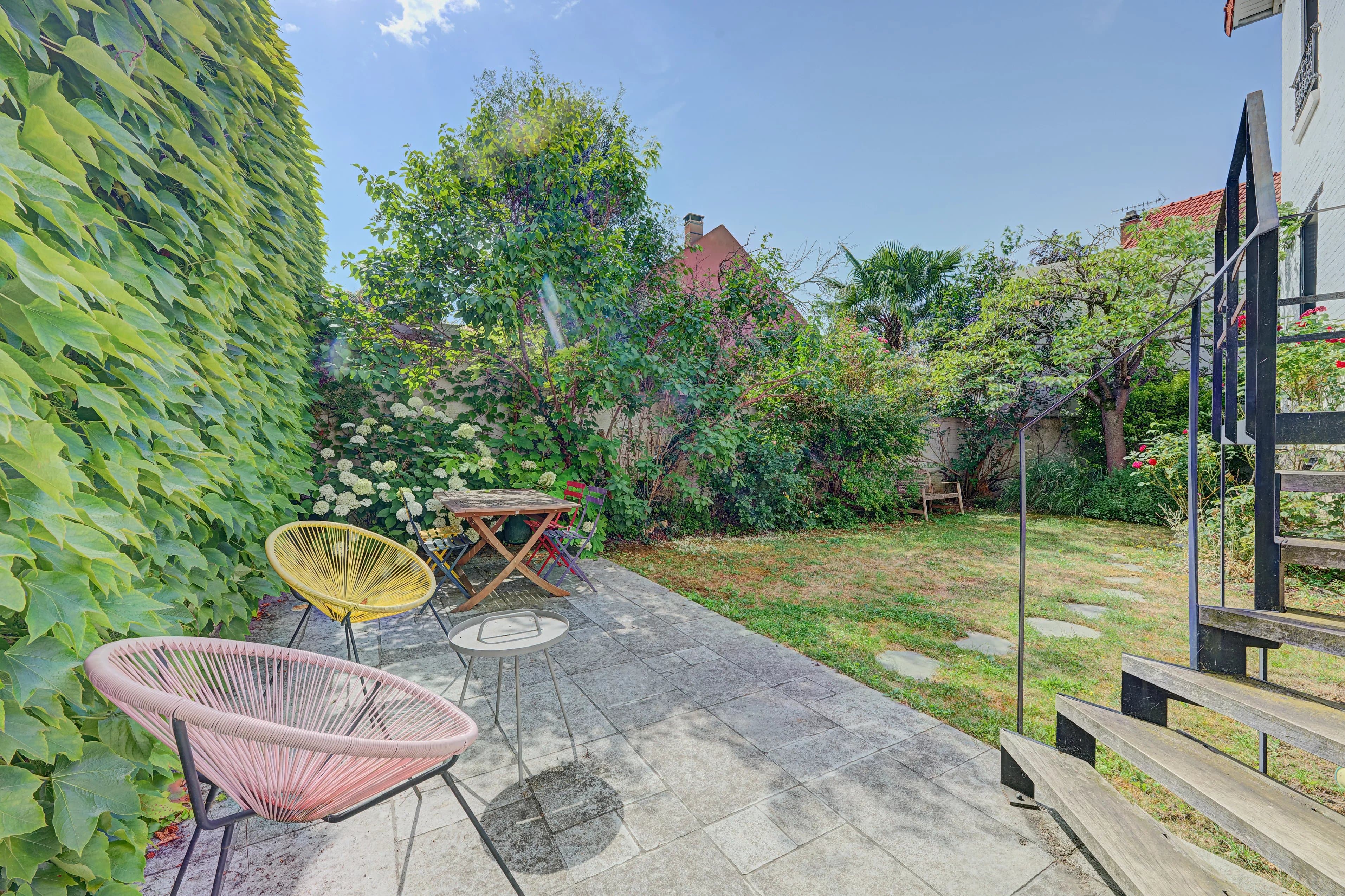 Suresnes – Élégante maison familiale de 210 m² avec jardin paysager et garage