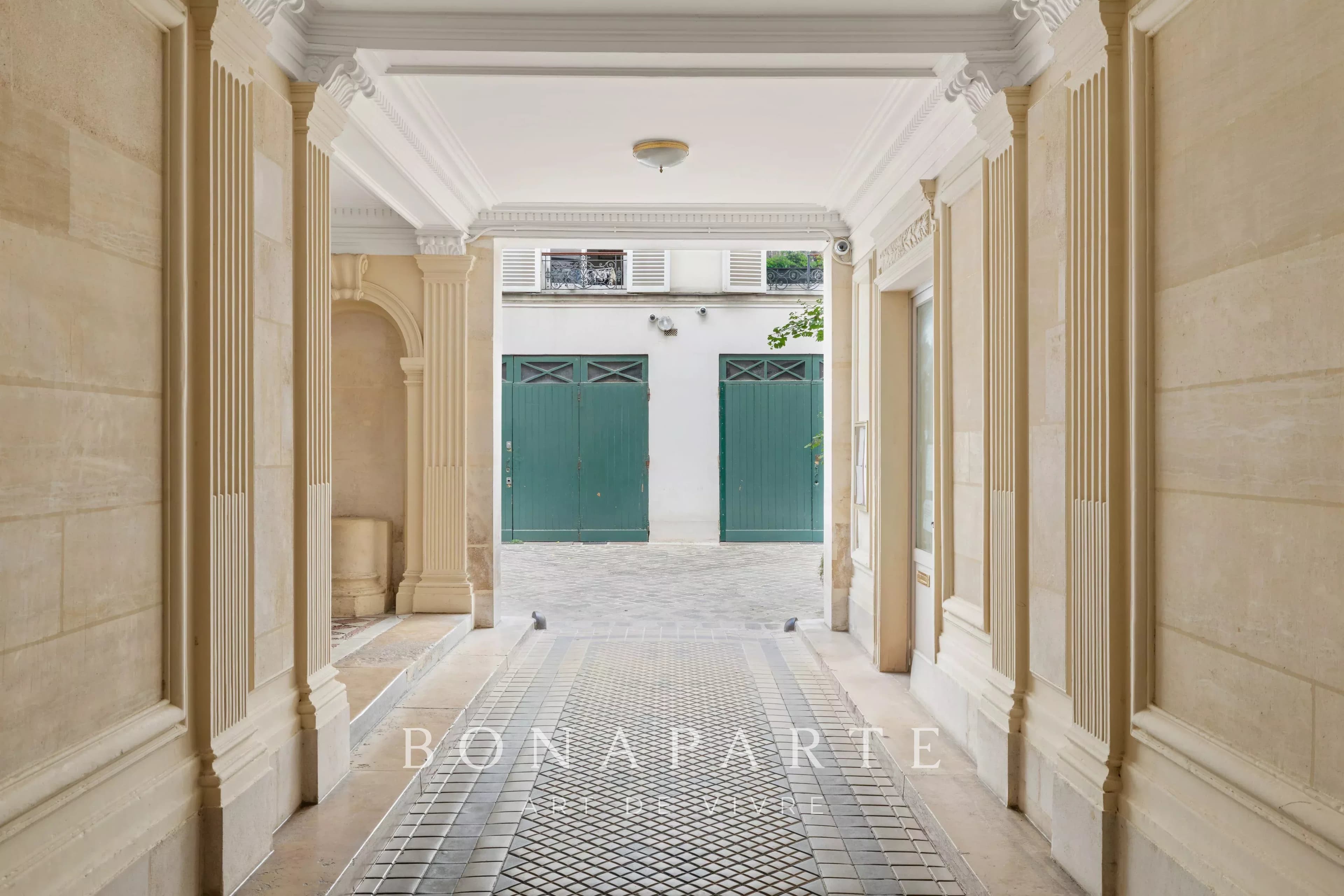 PARIS 5e – BOULEVARD SAINT-GERMAIN - Photo 9