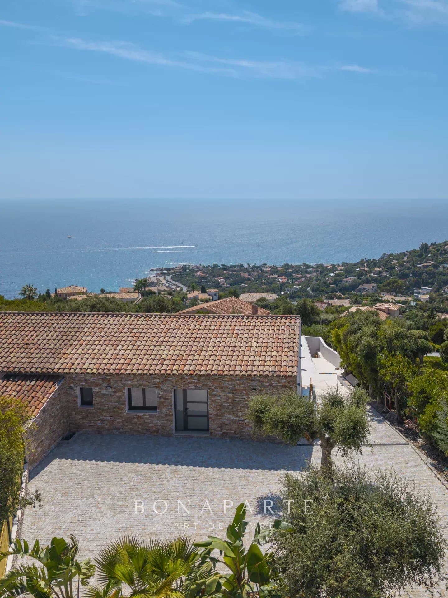 ISSAMBRES - SEAVIEW VILLA WITH PANORAMIC VIEWS