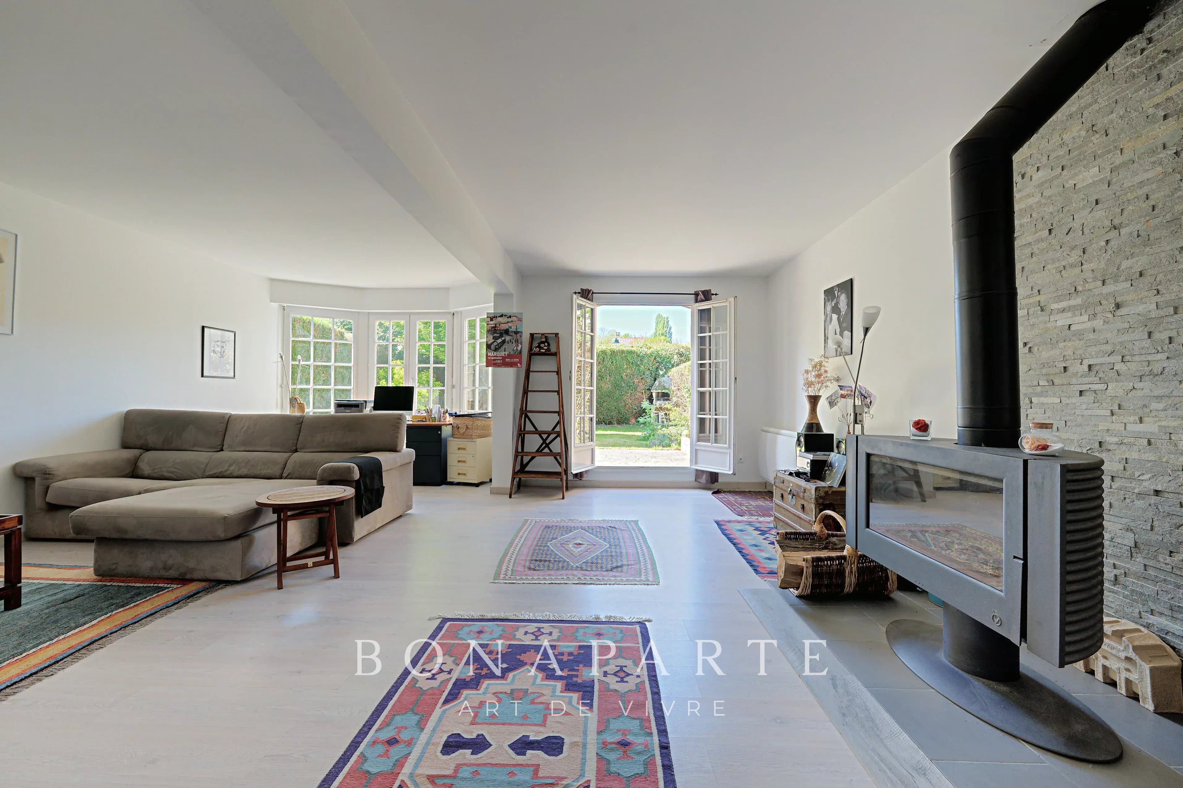 LES CLAYES-SOUS-BOIS - MAISON FAMILIALE - 8 PIECES - Photo 3