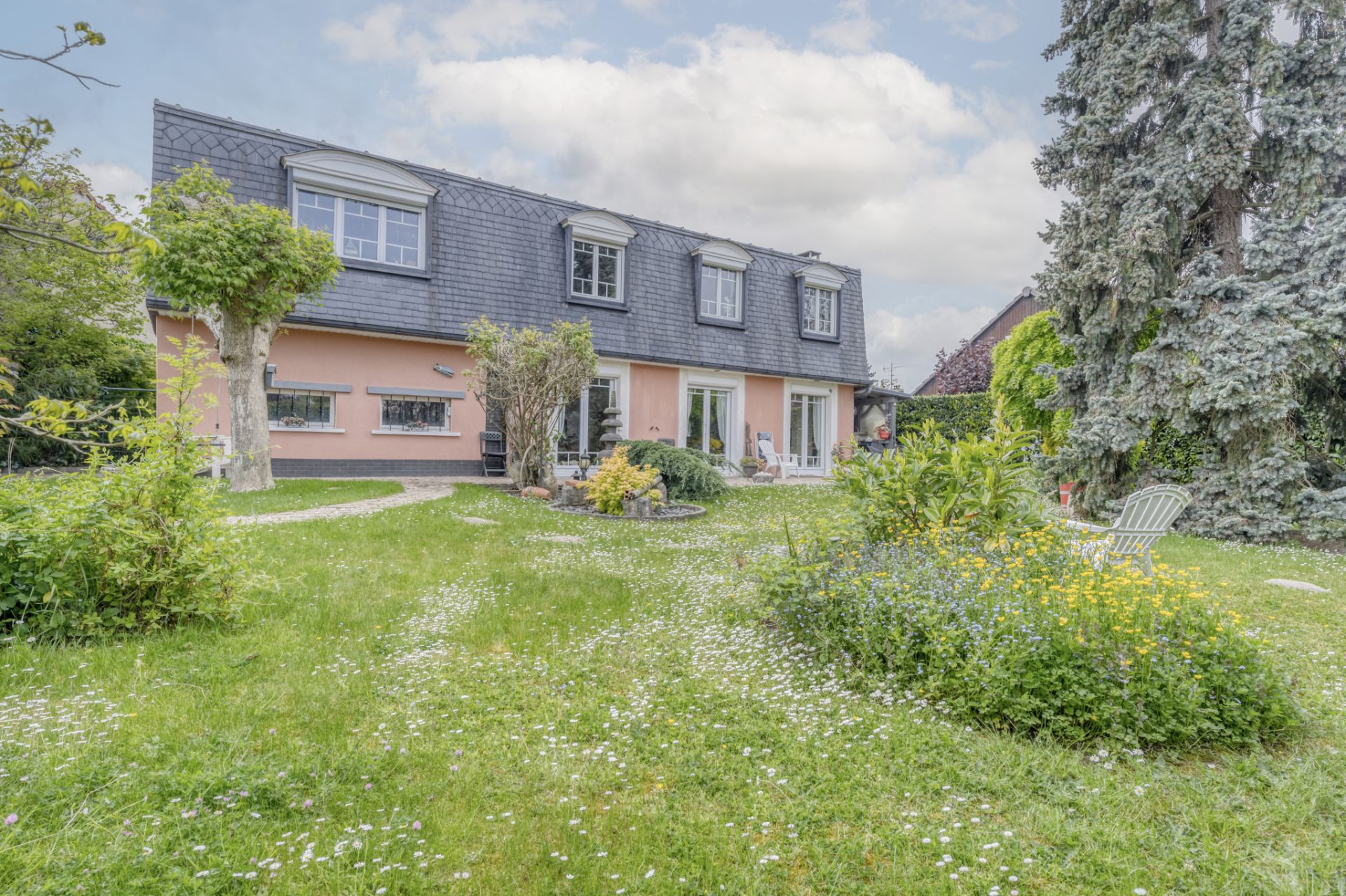 house 6 Rooms for sale on Dammartin-en-Goële (77230)