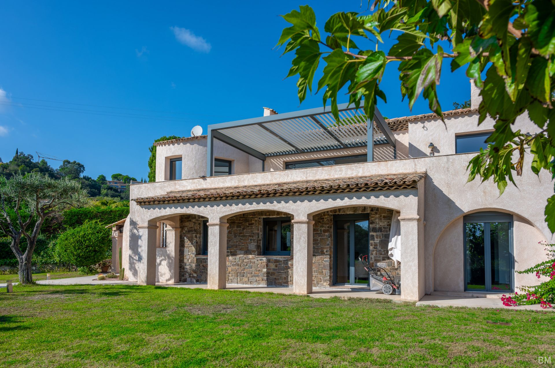 villa 7 Rooms for sale on Grimaud (83310)
