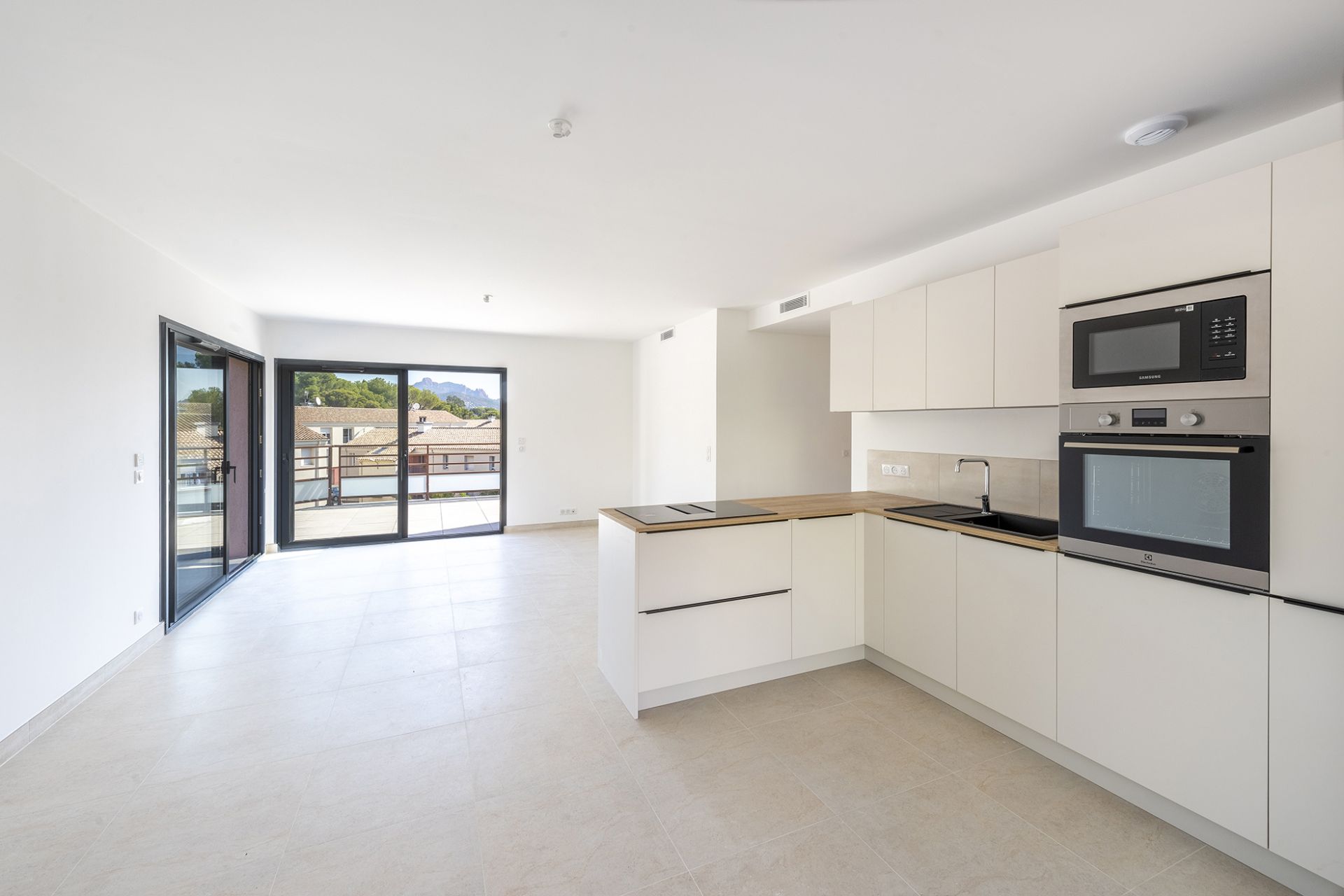apartment 4 Rooms for sale on Saint-Raphaël (83700)