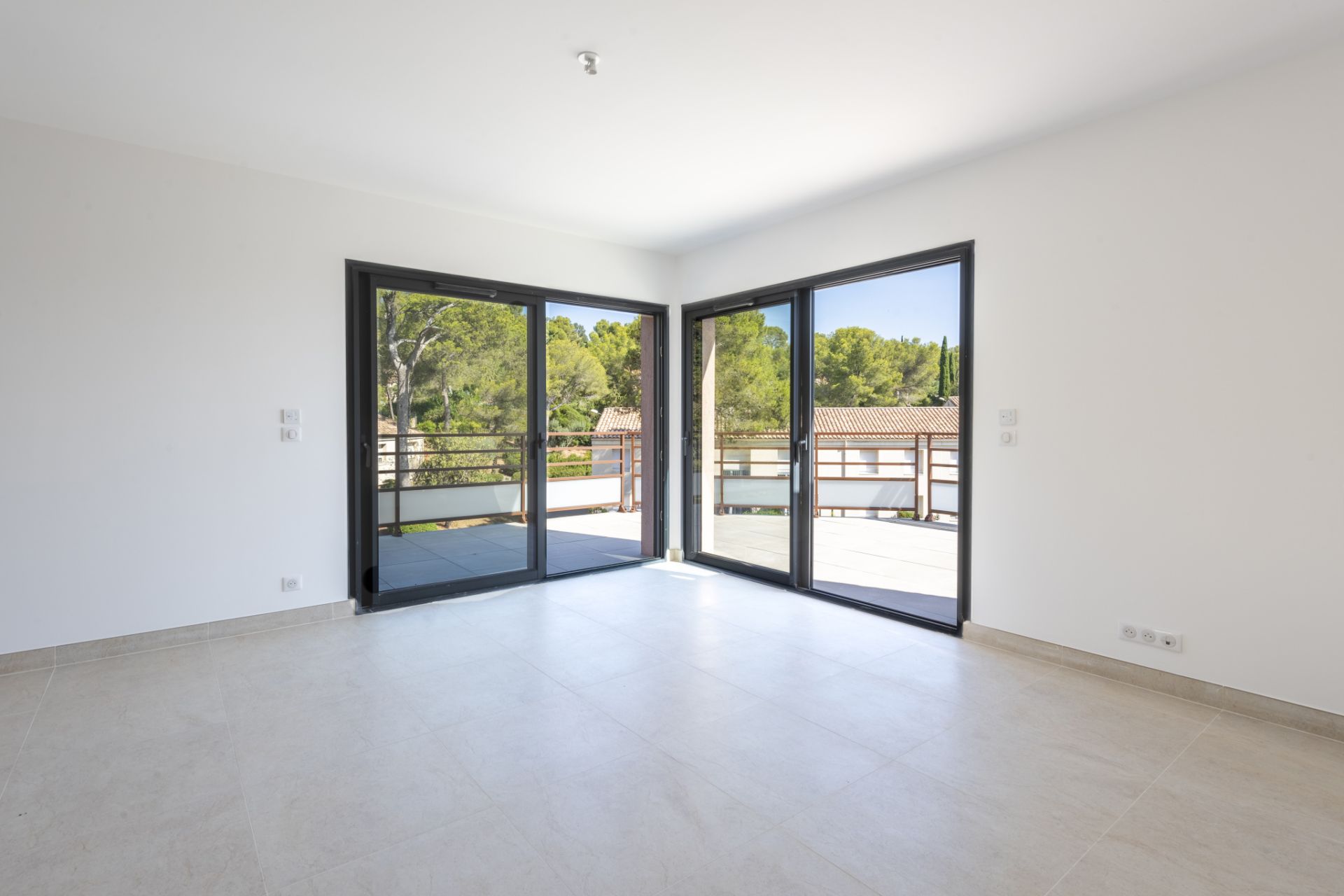 apartment 4 Rooms for sale on Saint-Raphaël (83700)