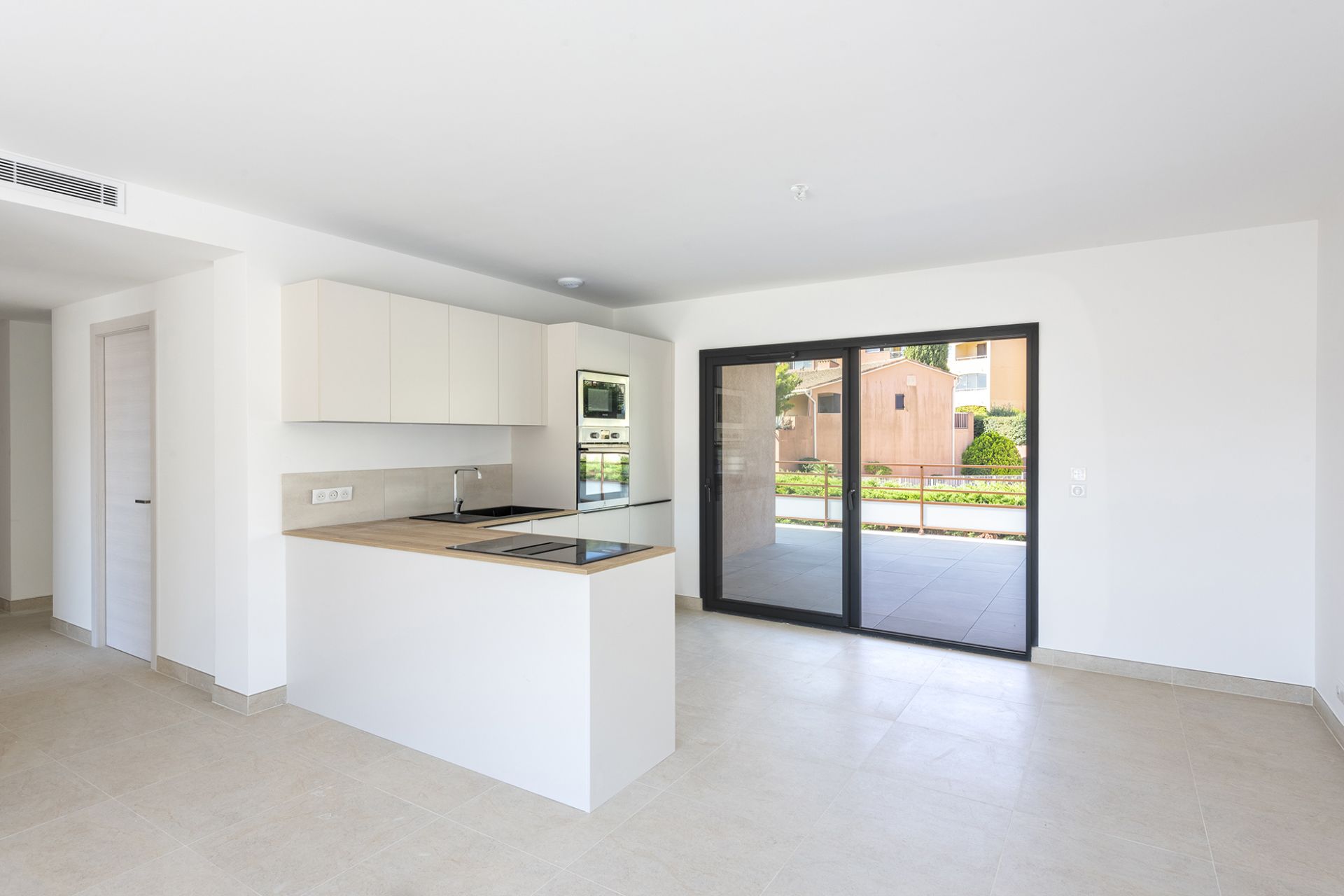 apartment 4 Rooms for sale on Saint-Raphaël (83700)