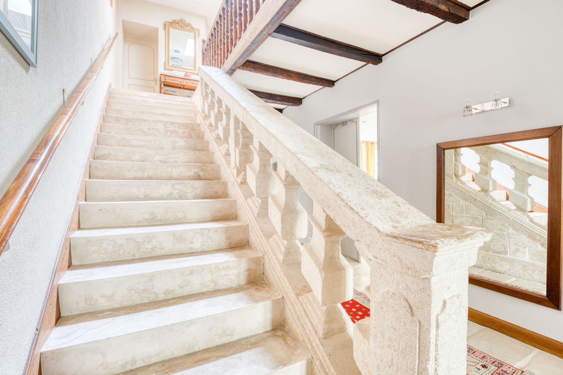 house 8 Rooms for sale on Niort (79000)