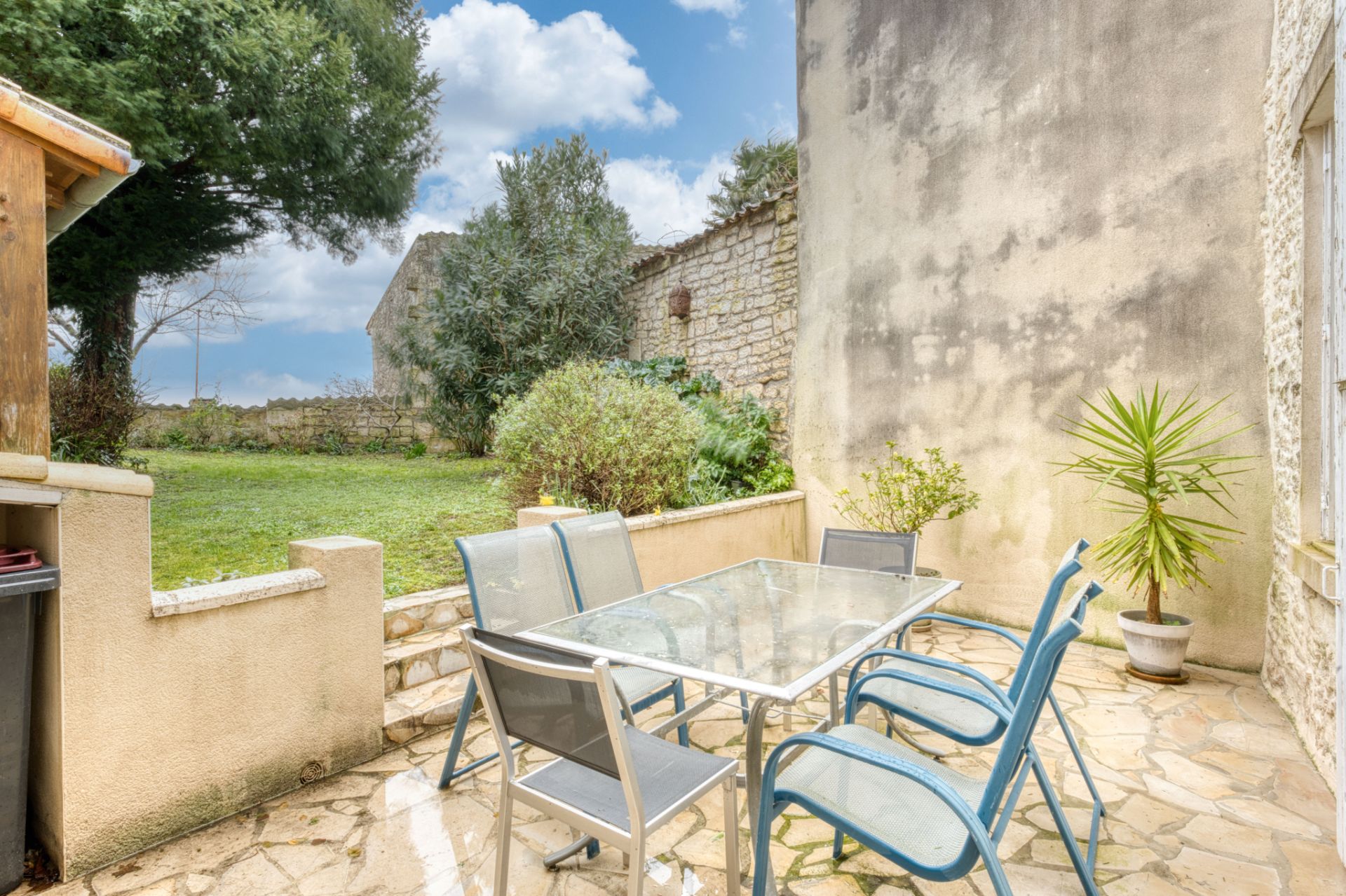 house 8 Rooms for sale on Niort (79000)