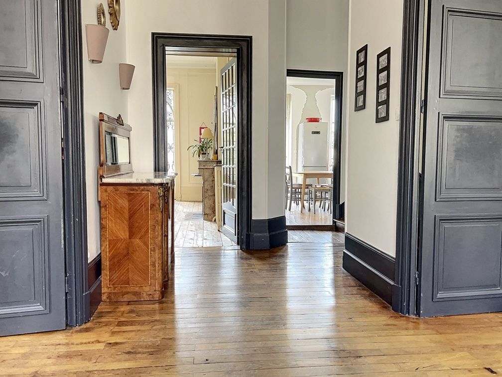 house 10 Rooms for sale on Niort (79000)