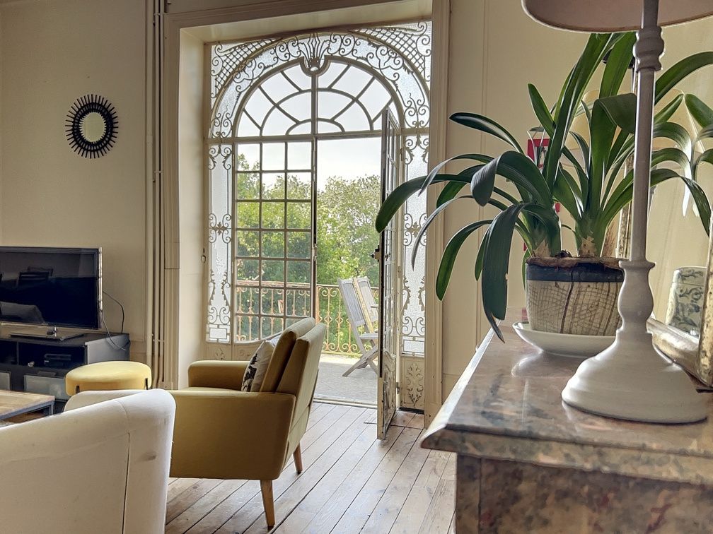 house 10 Rooms for sale on Niort (79000)