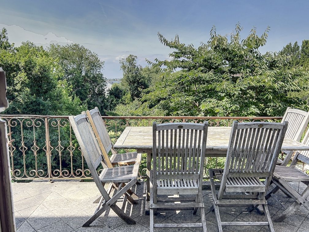 house 10 Rooms for sale on Niort (79000)