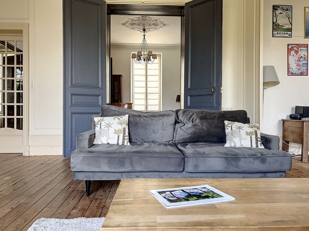 house 10 Rooms for sale on Niort (79000)