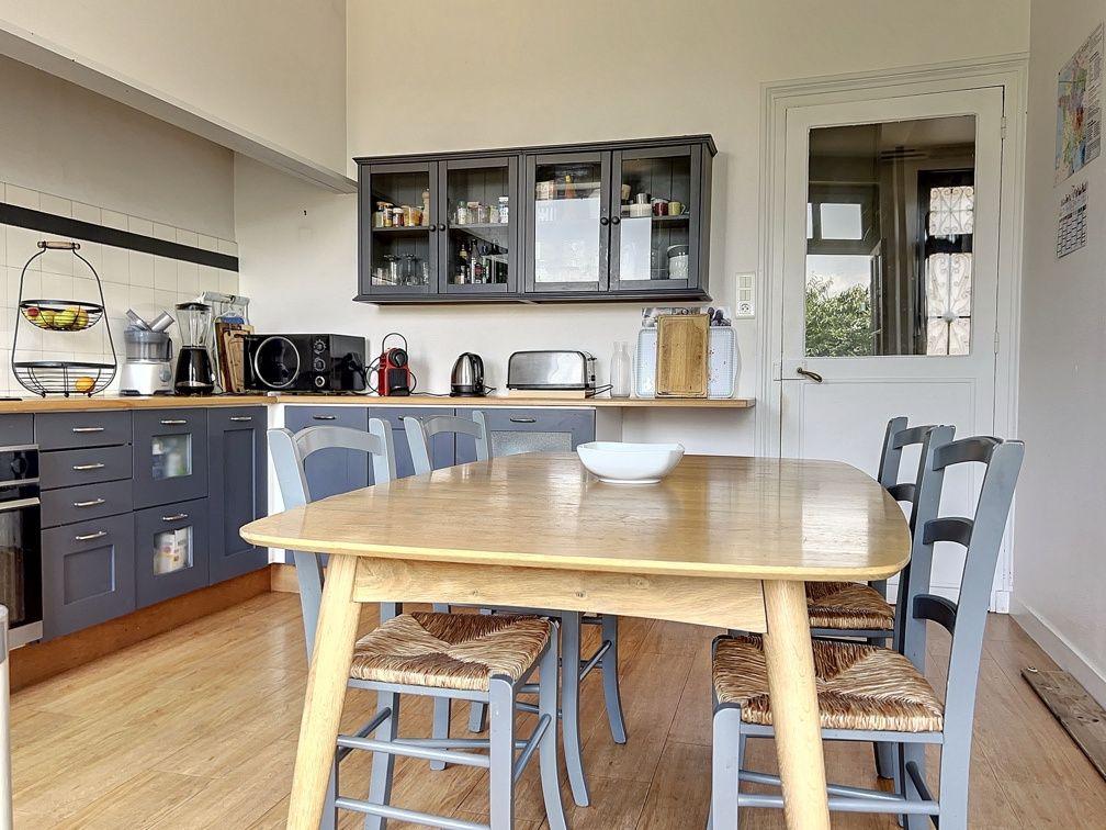 house 10 Rooms for sale on Niort (79000)
