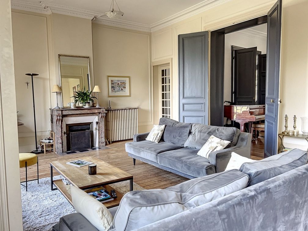 house 10 Rooms for sale on Niort (79000)