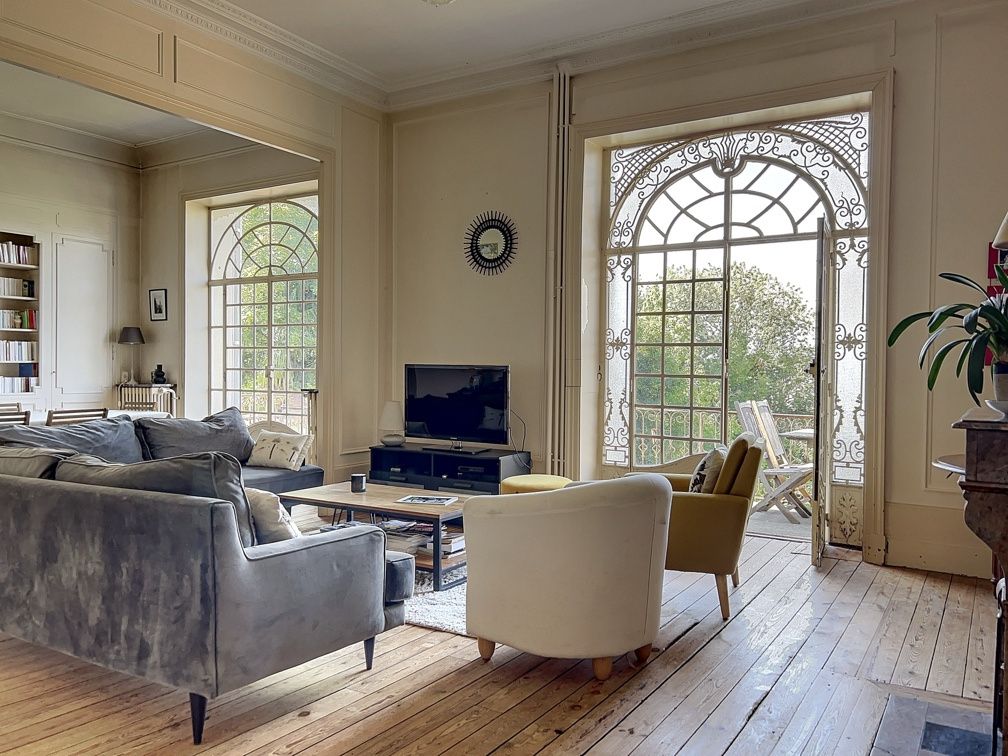 house 10 Rooms for sale on Niort (79000)