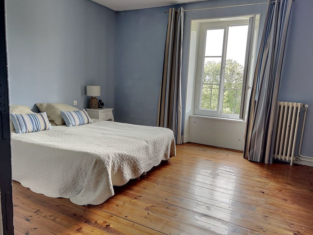house 10 Rooms for sale on Niort (79000)