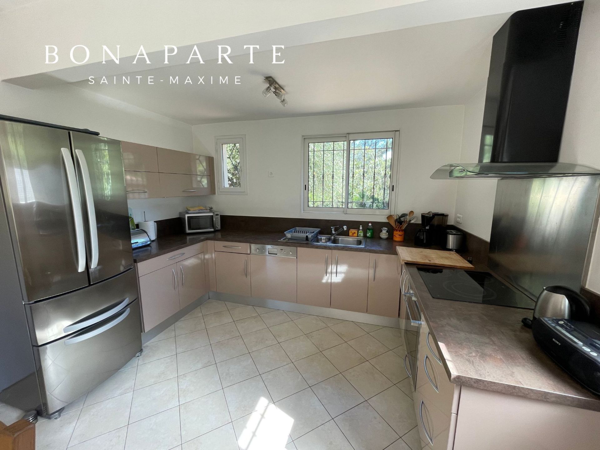 property 5 Rooms for seasonal rent on Sainte-Maxime (83120)
