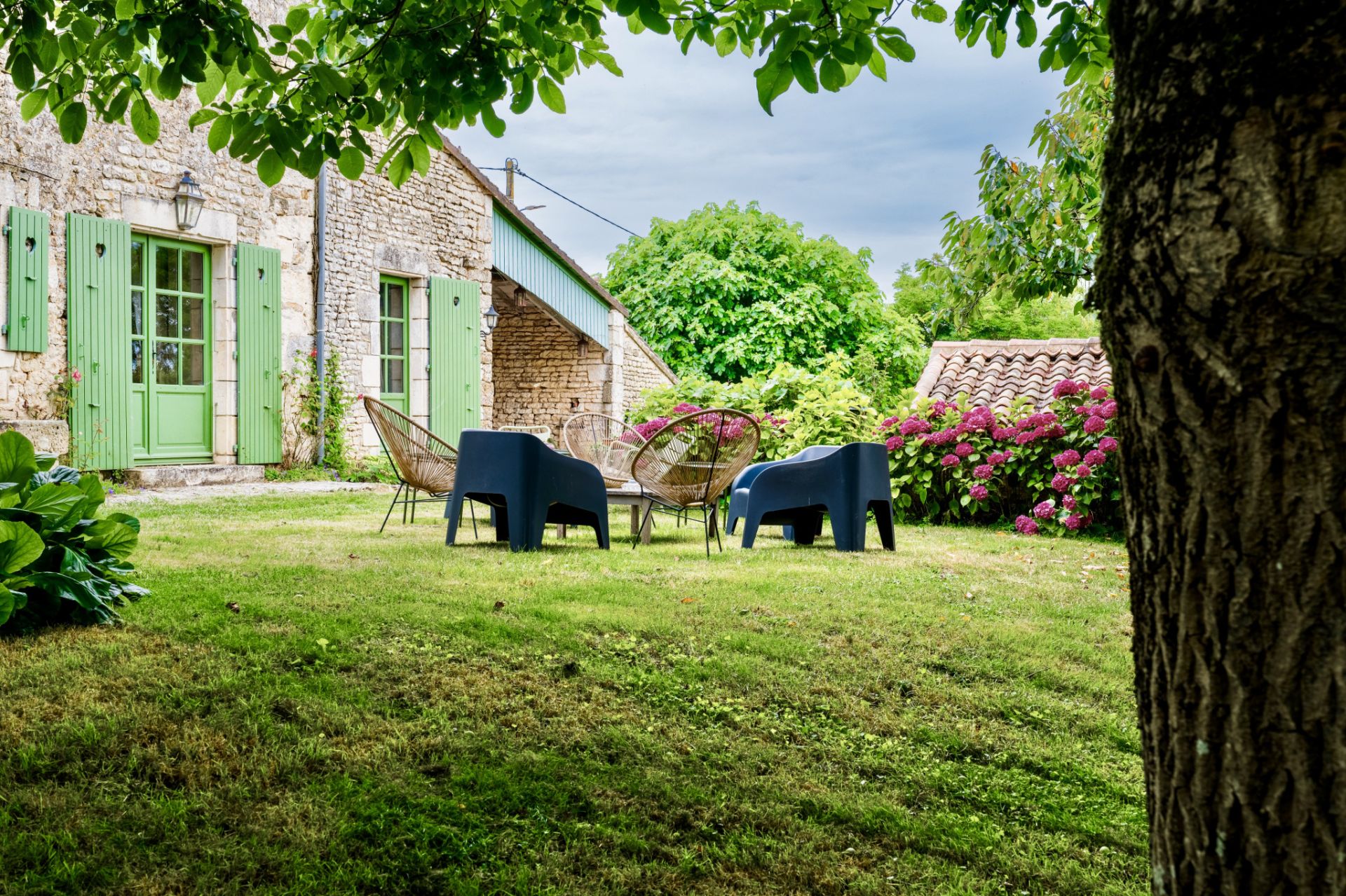 house 8 Rooms for sale on Niort (79000)