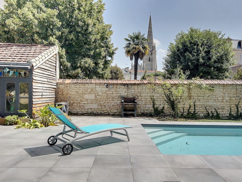 house 7 Rooms for sale on Niort (79000)