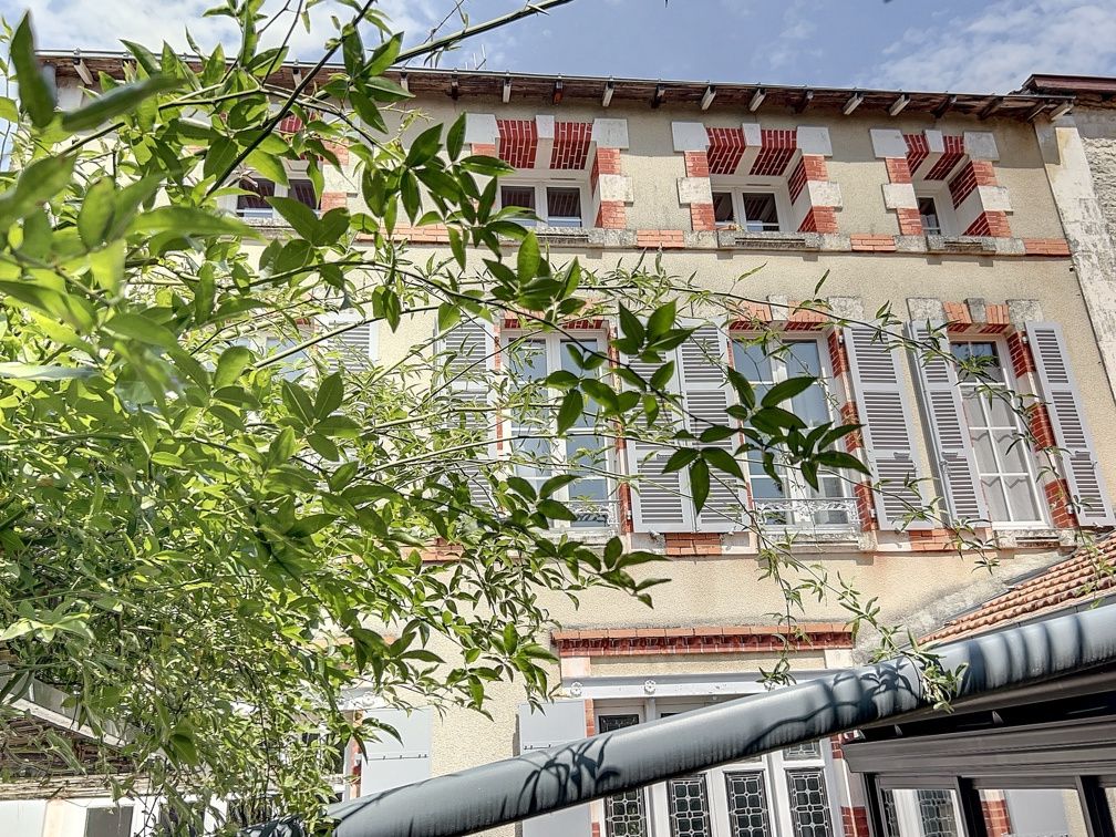 house 7 Rooms for sale on Niort (79000)