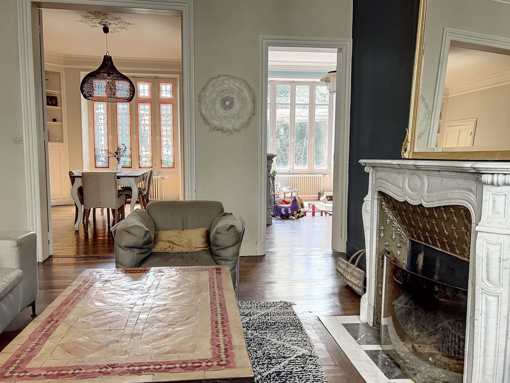house 7 Rooms for sale on Niort (79000)