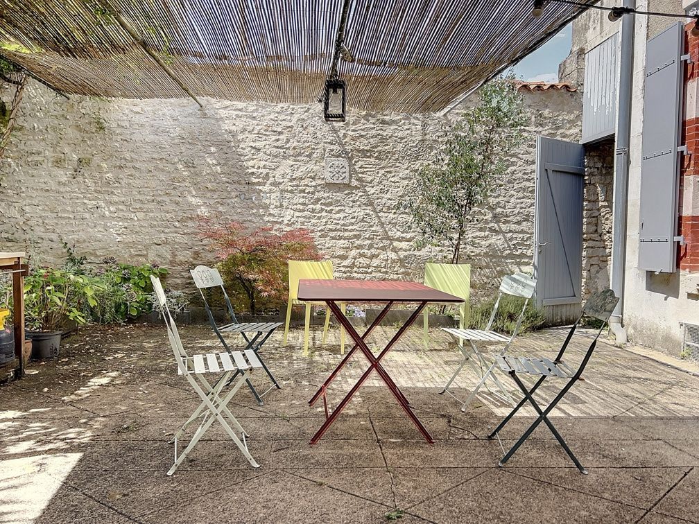 house 7 Rooms for sale on Niort (79000)