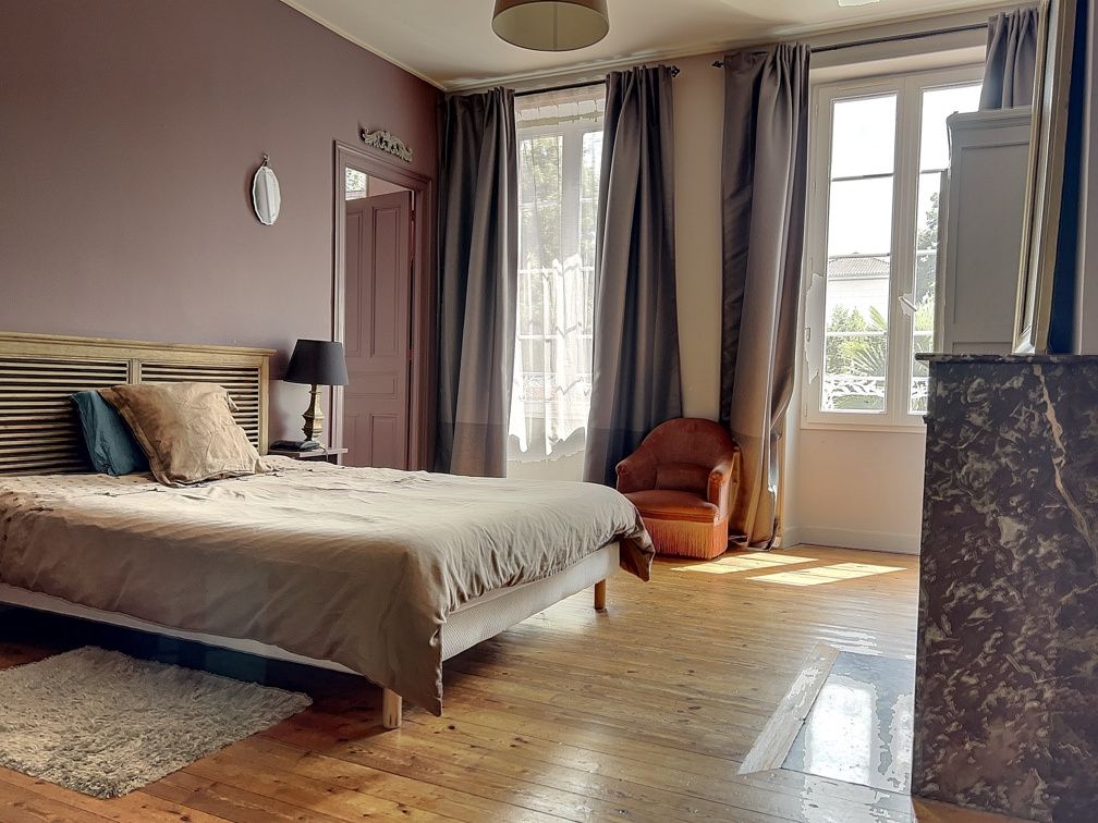 house 7 Rooms for sale on Niort (79000)