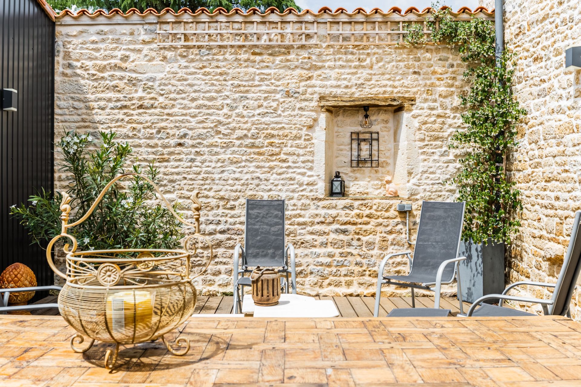 house 7 Rooms for sale on Niort (79000)