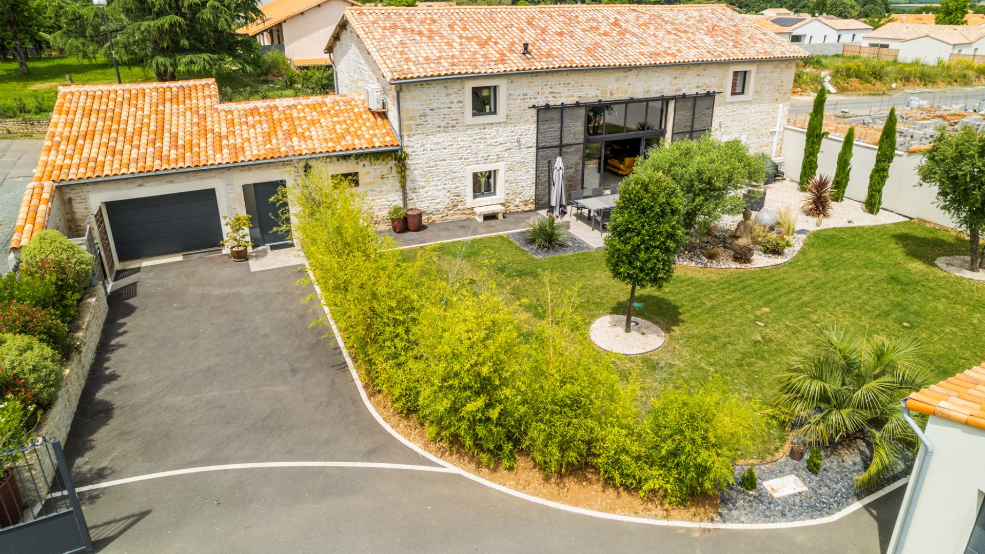 house 7 Rooms for sale on Niort (79000)