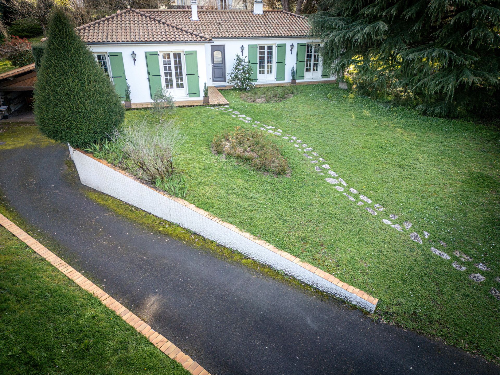 house 7 Rooms for sale on Niort (79000)