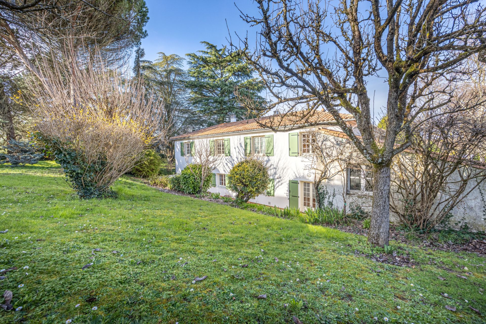 house 7 Rooms for sale on Niort (79000)