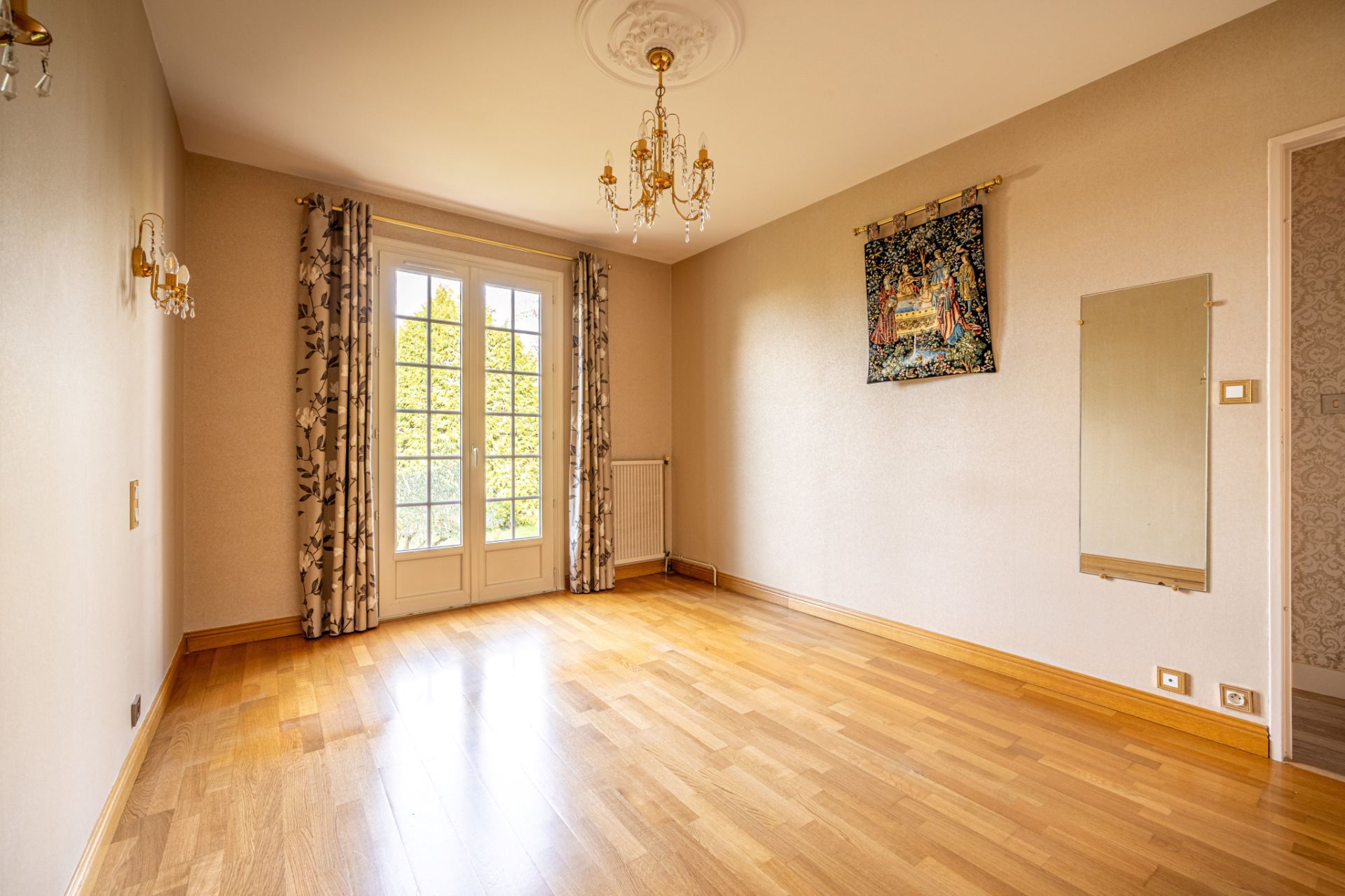 house 7 Rooms for sale on Niort (79000)