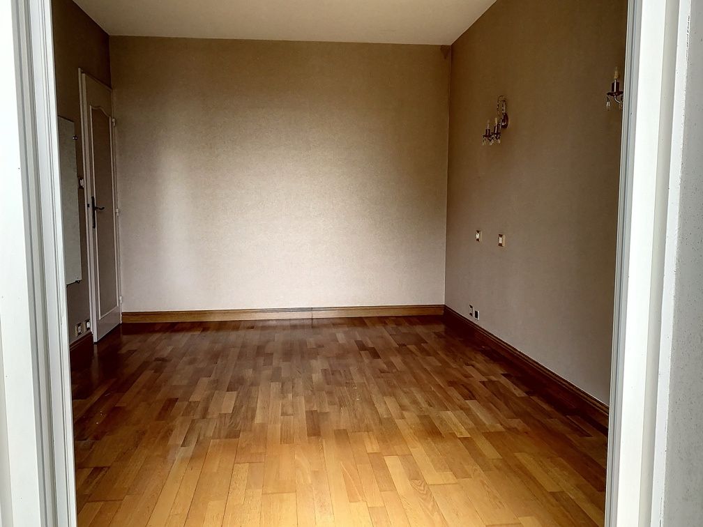 house 7 Rooms for sale on Niort (79000)