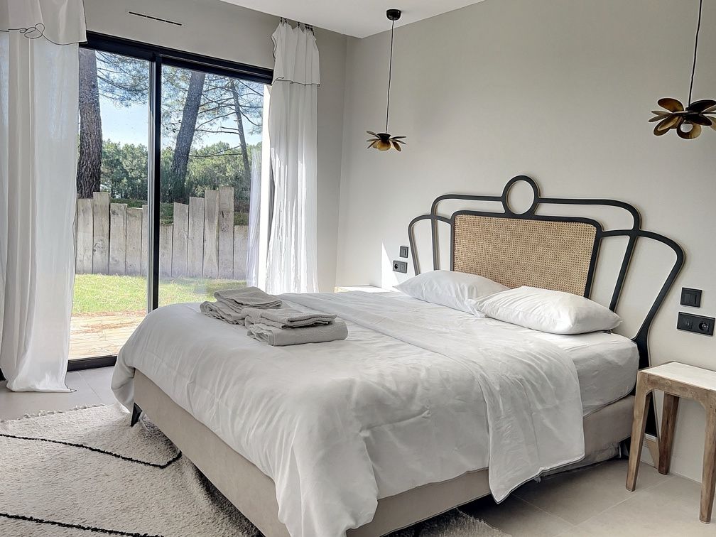 villa 8 Rooms for sale on Les Mathes (17570)