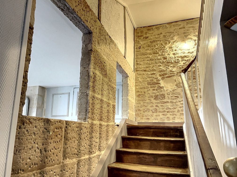 house 5 Rooms for sale on Niort (79000)