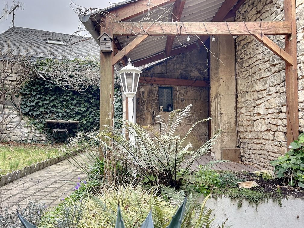 house 5 Rooms for sale on Niort (79000)