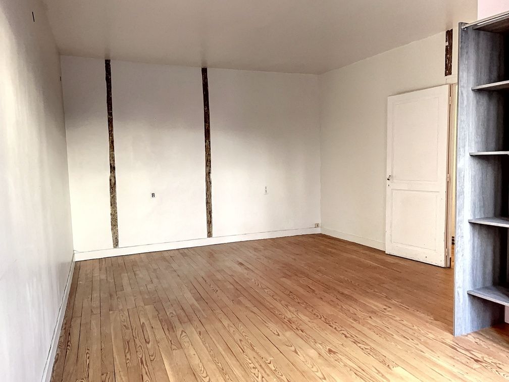 house 5 Rooms for sale on Niort (79000)
