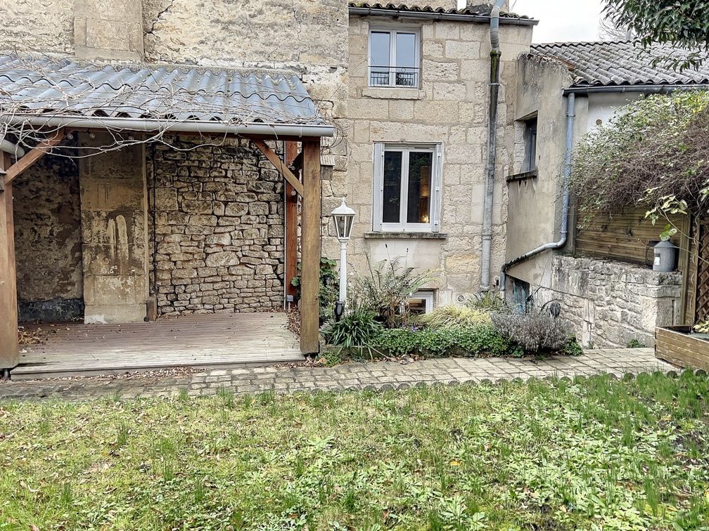 house 5 Rooms for sale on Niort (79000)