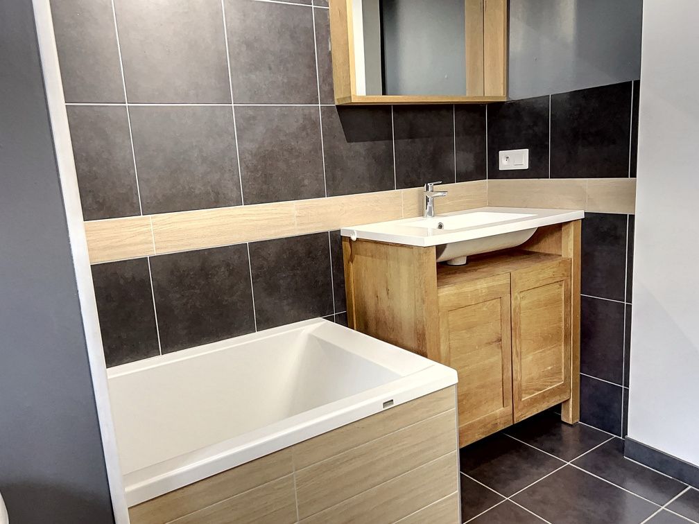 house 5 Rooms for sale on Niort (79000)