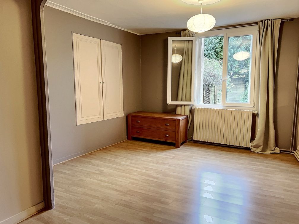 house 5 Rooms for sale on Niort (79000)