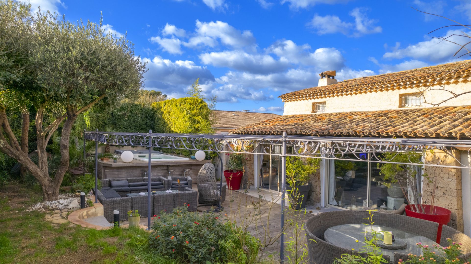 apartment 6 Rooms for sale on Saint-Raphaël (83700)
