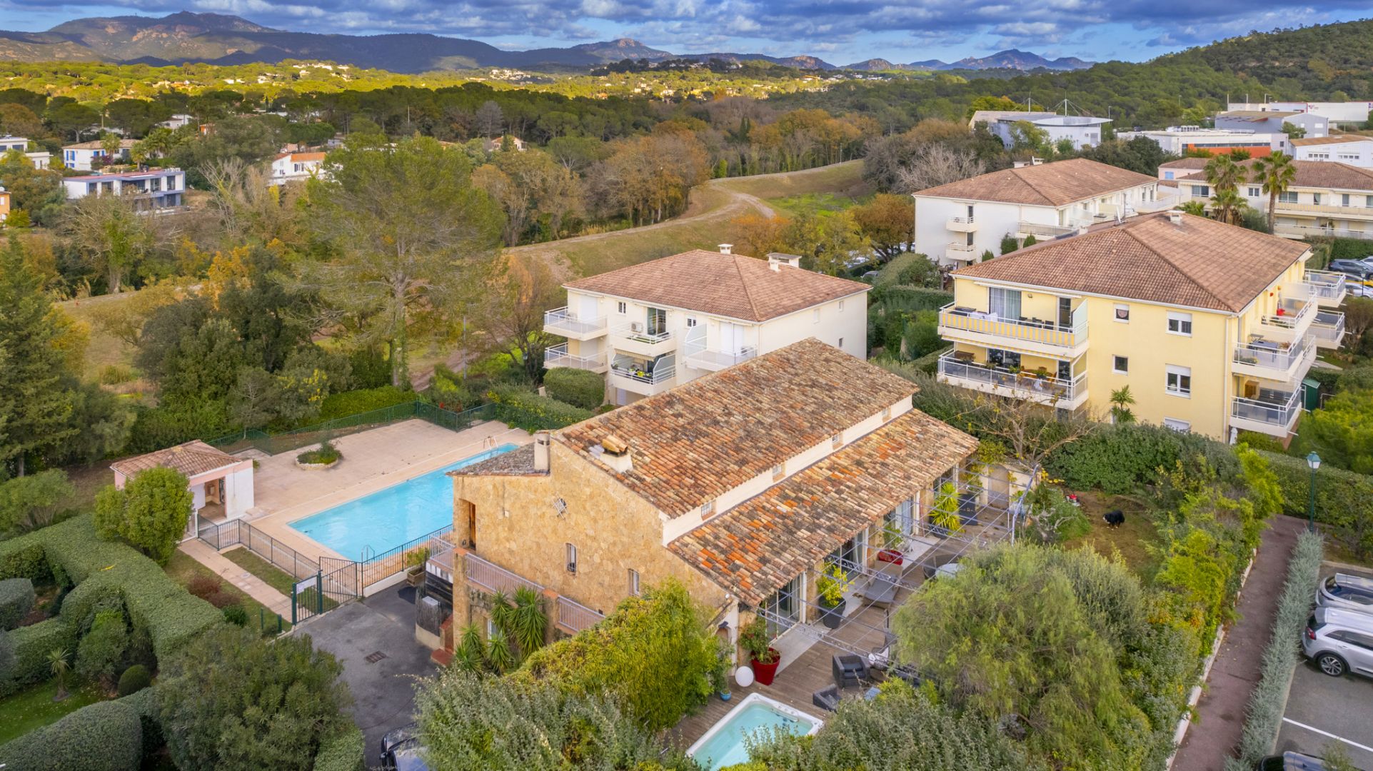 apartment 6 Rooms for sale on Saint-Raphaël (83700)