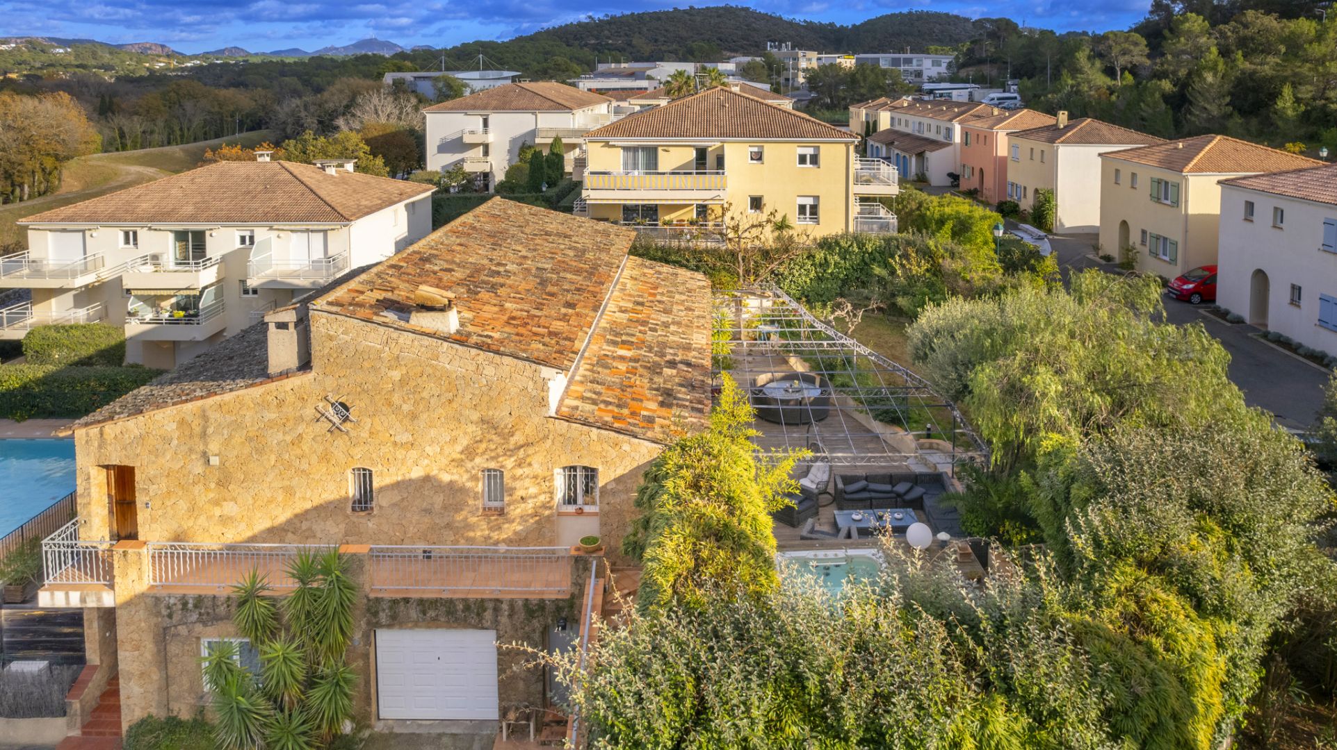 apartment 6 Rooms for sale on Saint-Raphaël (83700)