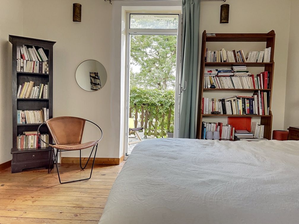 house 6 Rooms for sale on Niort (79000)