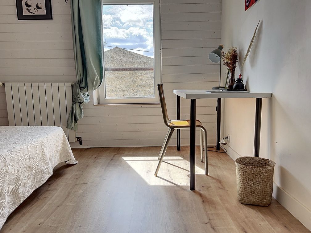house 6 Rooms for sale on Niort (79000)