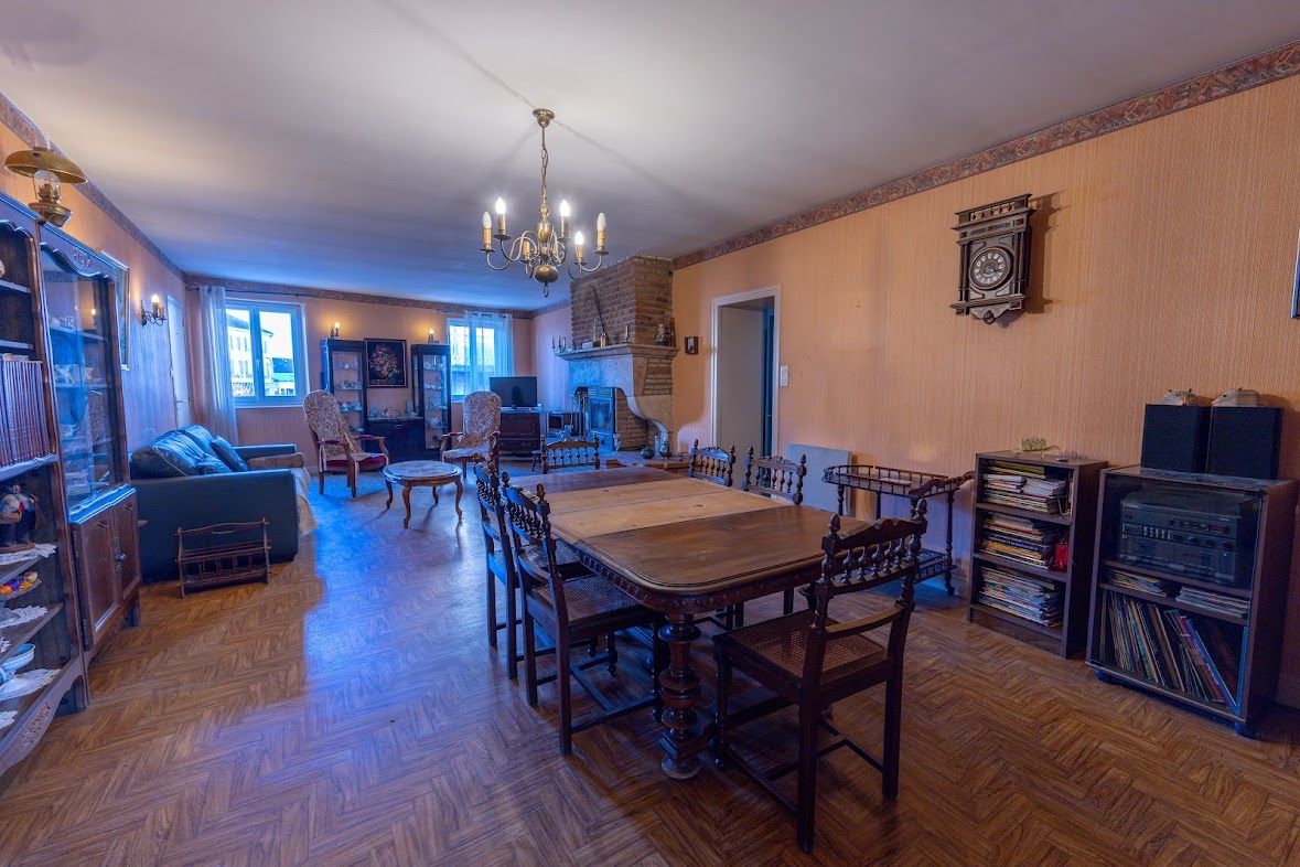 house 10 Rooms for sale on Pont-de-Vaux (01190)