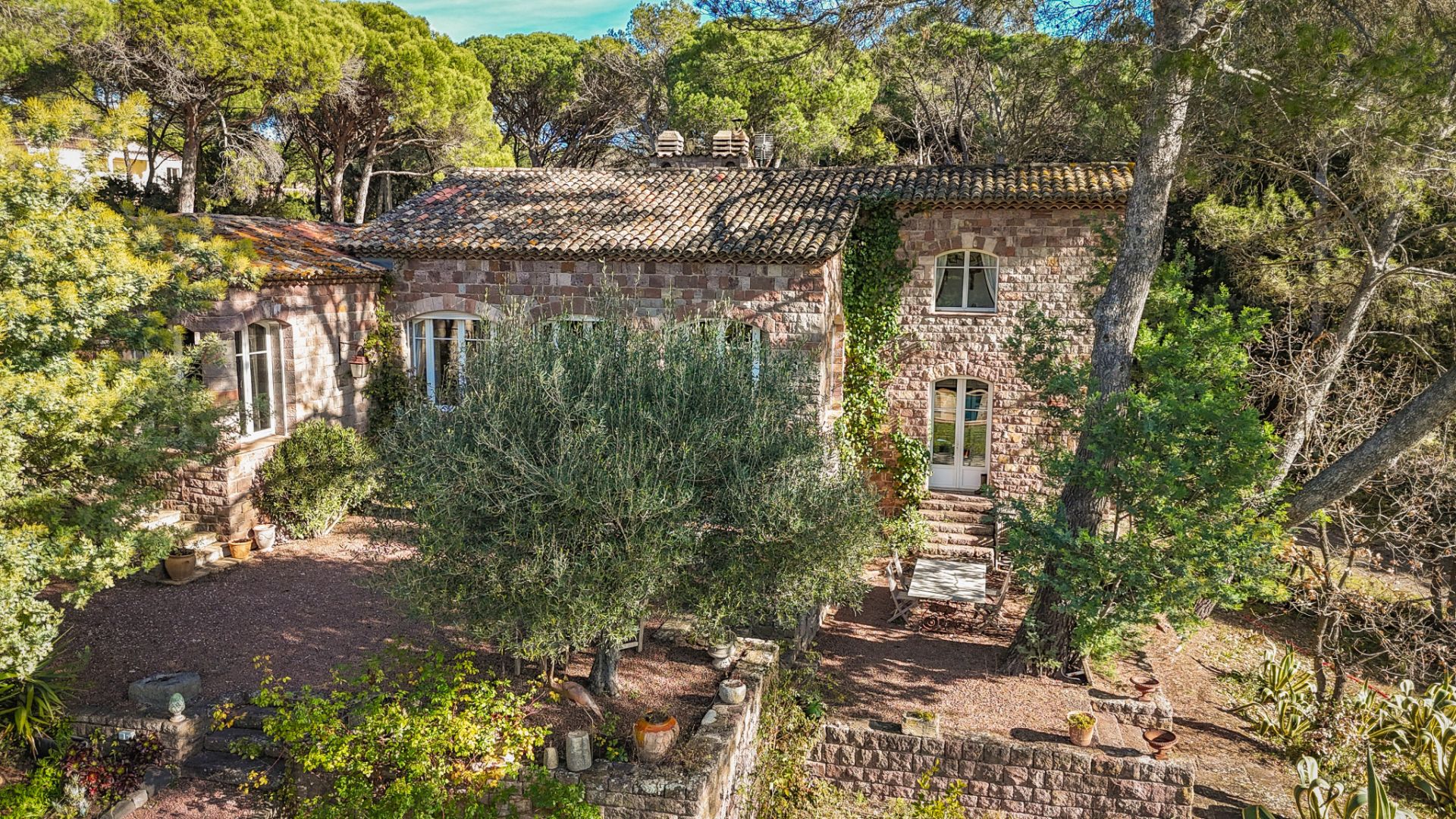 mas 8 Rooms for sale on Saint-Raphaël (83700)