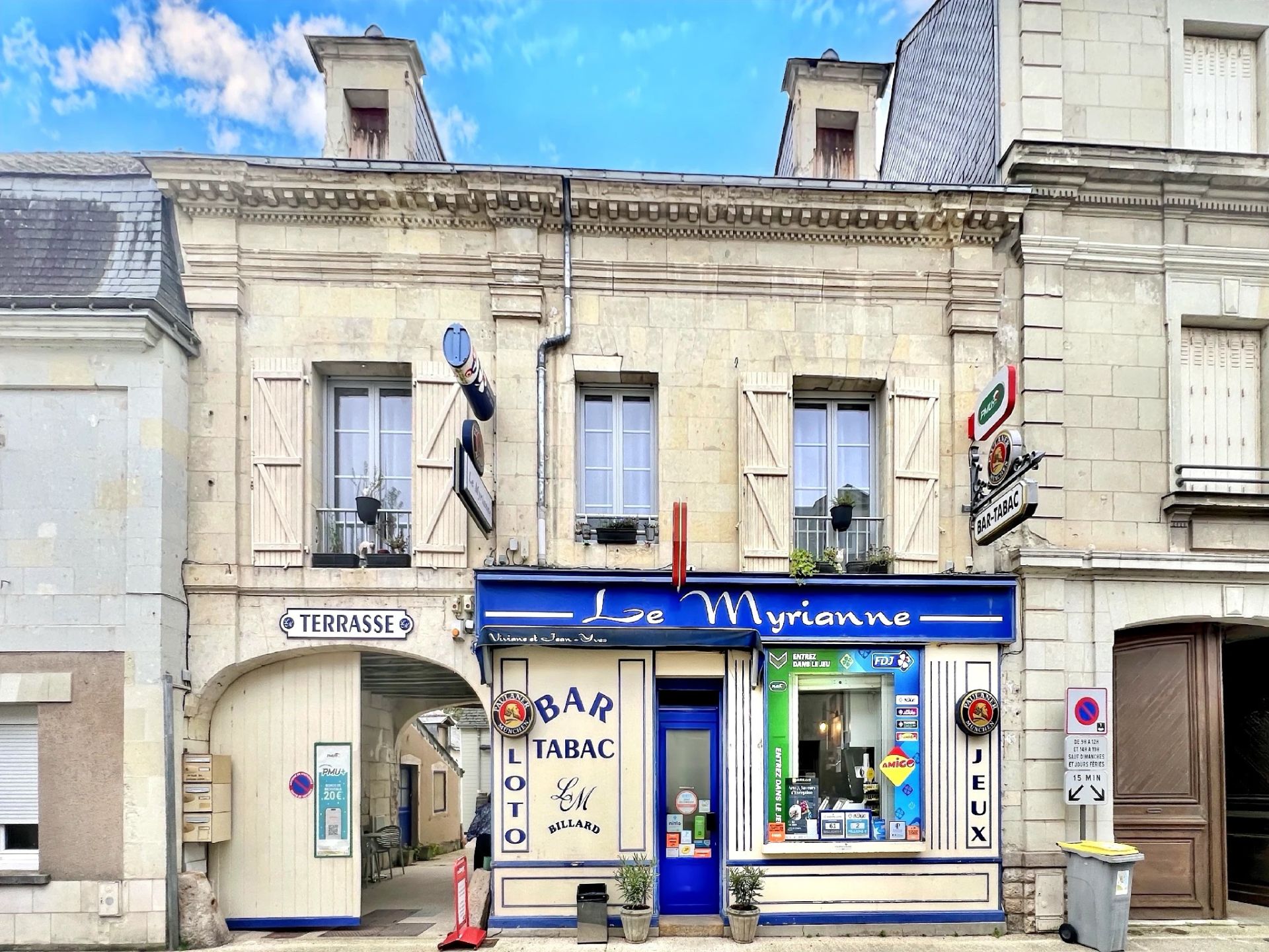 building 8 Rooms for sale on Longué-Jumelles (49160)