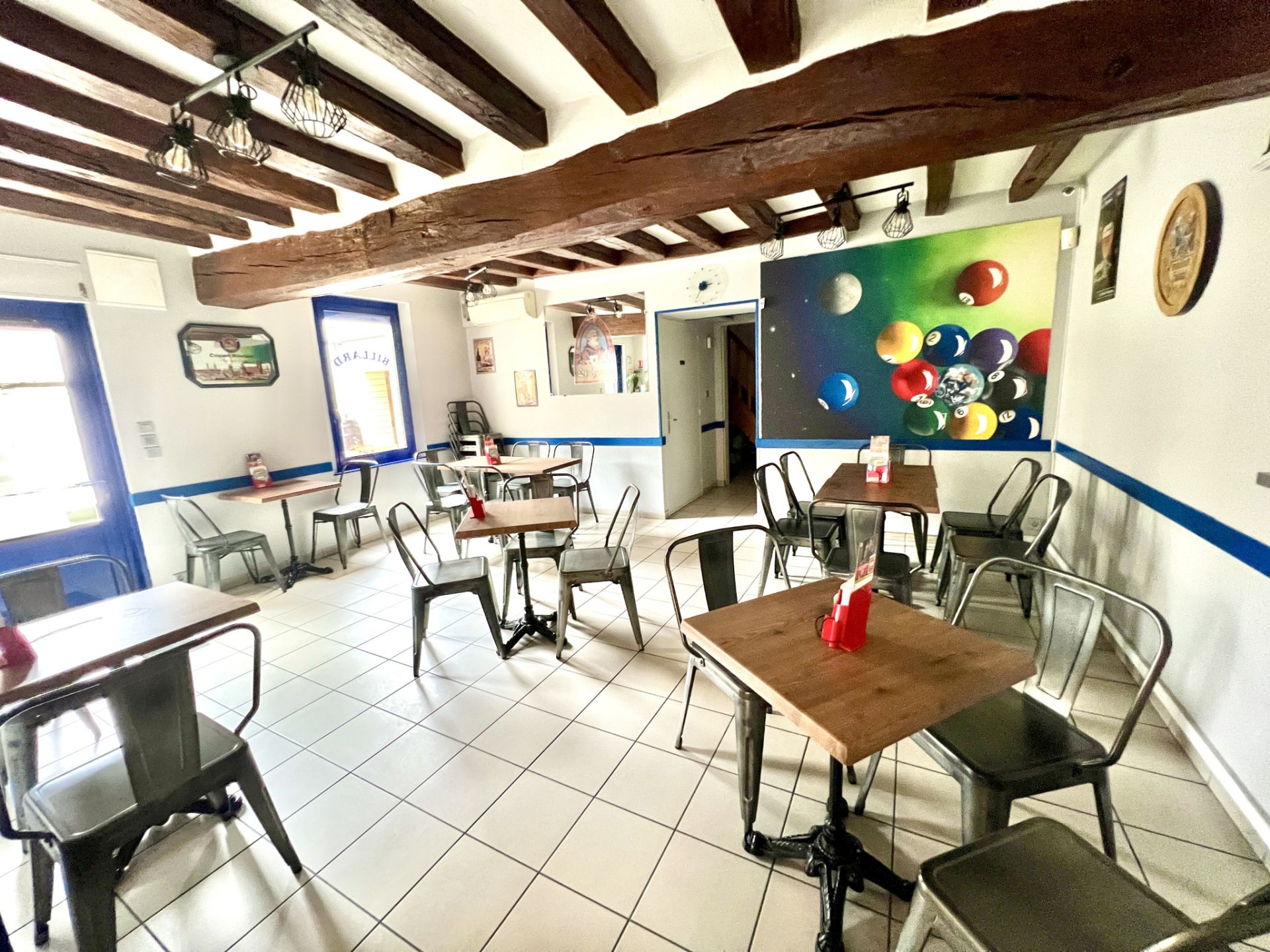 building 8 Rooms for sale on Longué-Jumelles (49160)